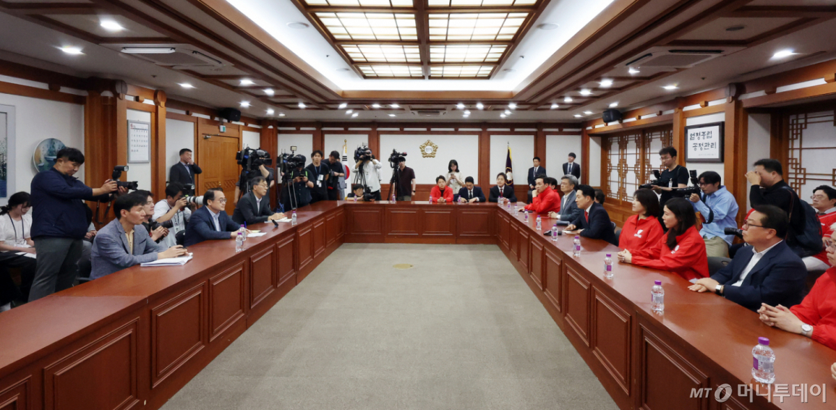 (과천=뉴스1) 김진환 기자 = 장동혁 국민의힘 대표가 6·3 지방선거 본투표가 실시된 지난 3일 서울 송파구 등 일부 투표소에서 벌어진 투표용지 부족 사태와 관련해 경기 과천 중앙선거관리위원회를 방문해 허철훈 사무총장에게 항의를 하고 있다. 2026.6.4/뉴스1 Copyright © 뉴스1. All rights reserved. 무단 전재 및 재배포, AI학습 이용 금지. /사진=(과천=뉴스1) 김진환 기자
