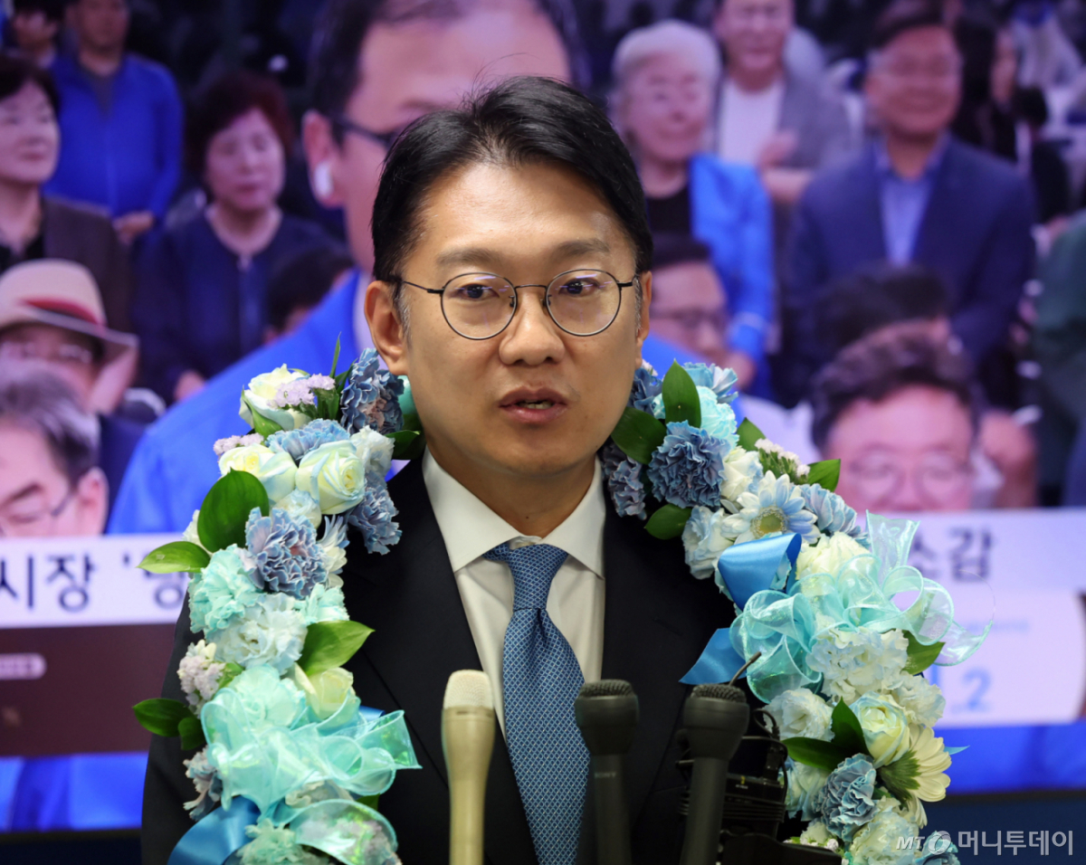 김남준 더불어민주당 계양을 국회의원 보궐선거 후보가 4일 오후 인천 계양구 선거사무소에서 당선이 확실해지자 소감을 밝히고 있다. /사진=뉴시스