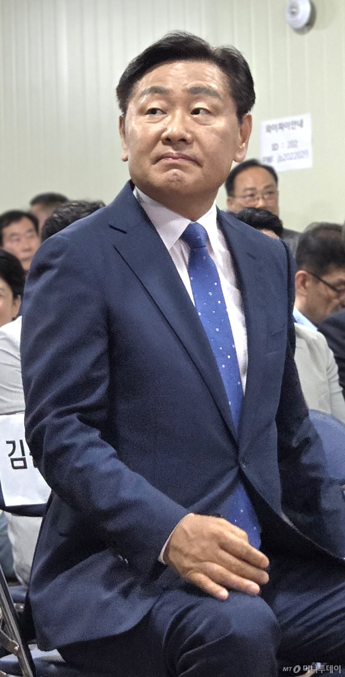 김관영 무소속 전북도지사 후보가 3일 전북 전주시 선거사무소에서 제9회 전국동시지방선거 출구조사 결과 발표를 보고 있다./사진=뉴스1