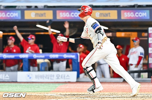 SSG 랜더스 오태곤이 3일 인천 SSG랜더스필드에서 열린 2026 신한 SOL KBO리그 홈경기에서 9회말 끝내기 희생플라이를 날리고 있다.