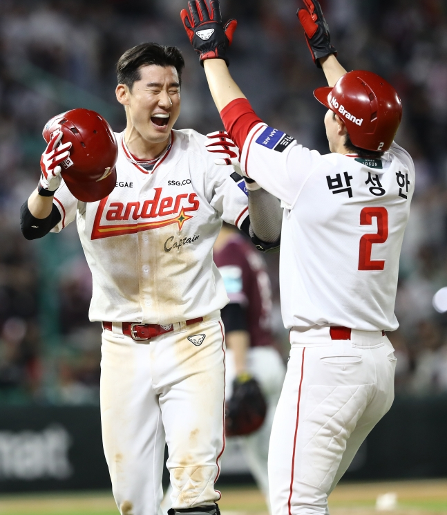SSG 랜더스 오태곤(왼쪽)이 3일 인천 SSG랜더스필드에서 열린 2026 신한 SOL KBO리그 홈경기에서 9회말 끝내기 희생플라이로 팀의 13연패를 끊어내고 박성한의 축하를 받고 있다. /사진=SSG 랜더스 제공