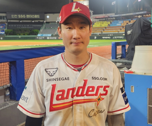 SSG 랜더스 오태곤이 3일 인천 SSG랜더스필드에서 열린 2026 신한 SOL KBO리그 홈경기에서 9회말 끝내기 희생플라이로 팀의 13연패를 끊어낸 뒤 취재진과 인터뷰를 하고 있다. /사진=안호근 기자