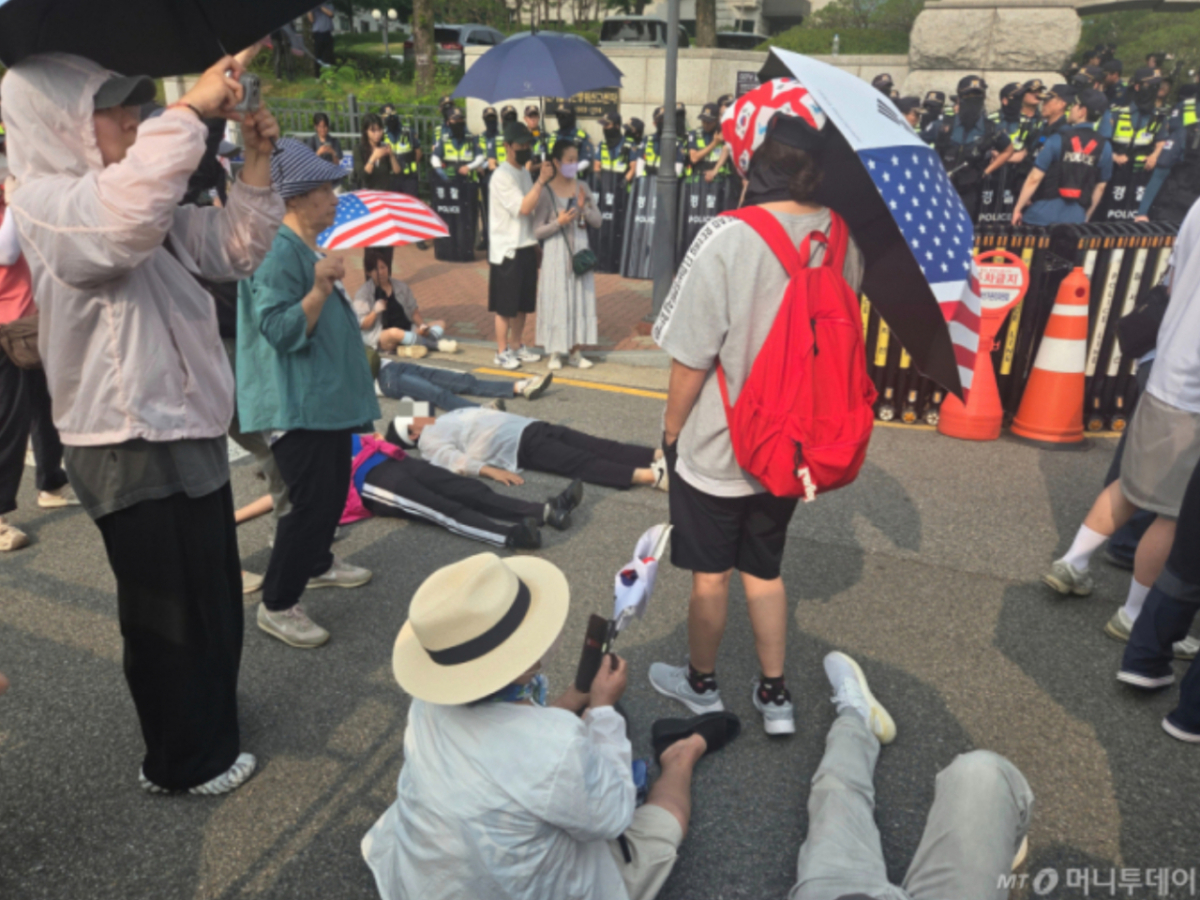경기 과천시 중앙선거관리위원회 정문 앞에서 아동하려는 차량을 막고 있는 시위대 모습./사진=김서현 기자.