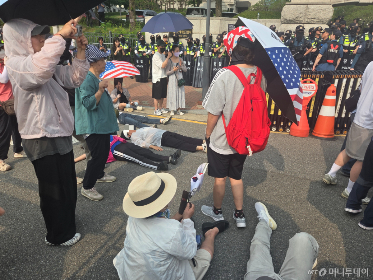 경기 과천시 중앙선거관리위원회 정문 앞에서 아동하려는 차량을 막고 있는 시위대 모습./사진=김서현 기자.