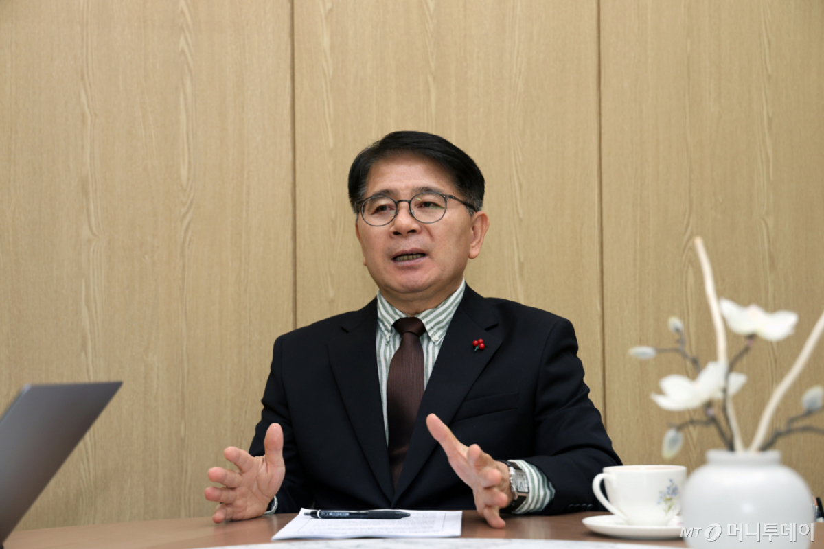 최정록 농림축산검역본부장이 지난 2일 경북 김천 농림축산검역본부에서 머니투데이와 인터뷰를 진행하고 있다. /사진=농림축산검역본부 제공