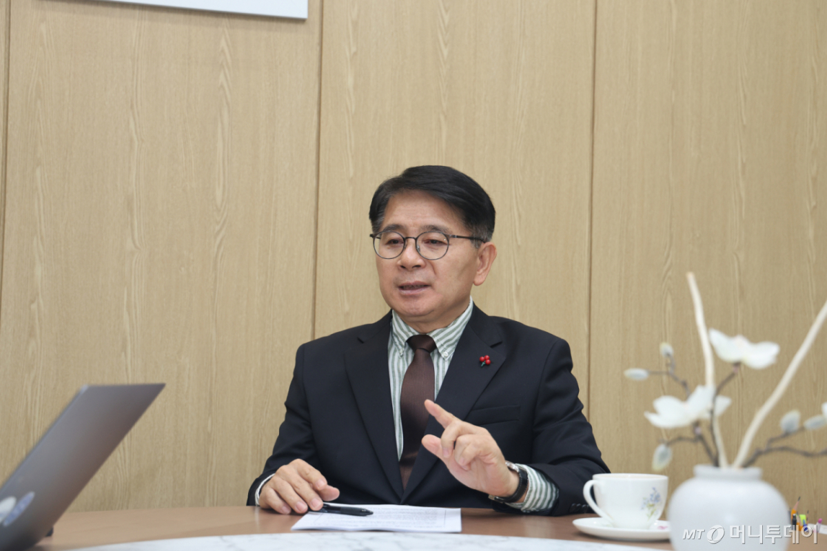 최정록 농림축산검역본부장이 지난 2일 경북 김천 농림축산검역본부에서 머니투데이와 인터뷰를 진행하고 있다. /사진=농림축산검역본부 제공