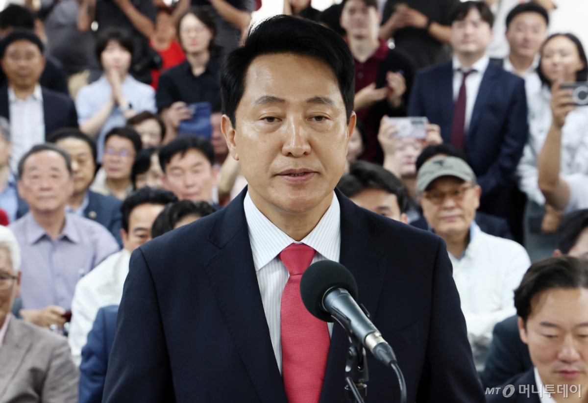 (서울=뉴스1) 김도우 기자 = 오세훈 국민의힘 서울시장 후보가 4일 서울 종로구에 마련된 본인의 선거사무소에서 당선이 유력해지자 입장을 밝히고 있다. 2026.6.4/뉴스1  Copyright © 뉴스1. All rights reserved. 무단 전재 및 재배포,  AI학습 이용 금지. /사진=(서울=뉴스1) 김도우 기자