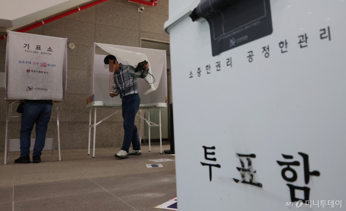 (대전=뉴스1) 김기태 기자 = 제9회 전국동시지방선거날인 3일 대전 동구 중앙동 제2투표소에서 시민들이 투표하고 있다. 2026.6.3/뉴스1 Copyright © 뉴스1. All rights reserved. 무단 전재 및 재배포, AI학습 이용 금지. /사진=(대전=뉴스1) 김기태 기자
