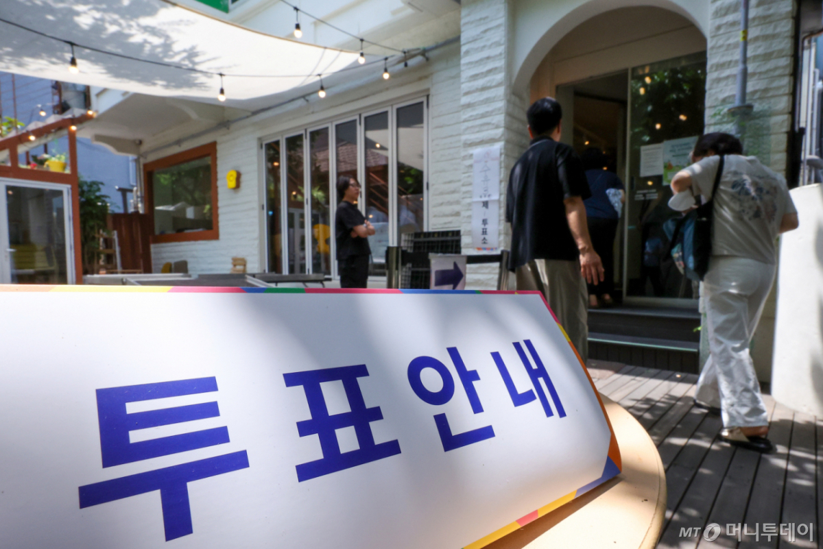 (서울=뉴스1) 김성진 기자 = 제9회 전국동시지방선거일인 3일 오전 서울 강북구의 한 카페에 마련된 수유3동 제1투표소에서 유권자들이 투표를 하기 위해 투표장으로 향하고 있다. 2026.6.3/뉴스1 Copyright © 뉴스1. All rights reserved. 무단 전재 및 재배포, AI학습 이용 금지.