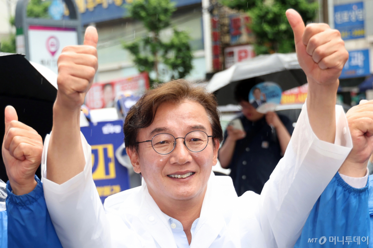 [부산=뉴시스] 하경민 기자 = 전재수 더불어민주당 부산시장 후보가 2일 부산 사하구 하단오일장을 방문, 시민과 상인들에게 인사하며 지지를 호소하고 있다. 2026.06.02. yulnetphoto@newsis.com /사진=하경민