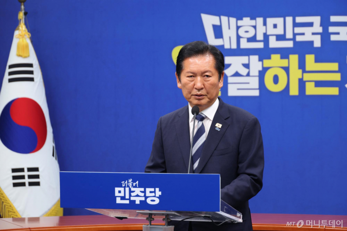 [서울=뉴시스] 고승민 기자 = 정청래 더불어민주당 총괄상임선대위원장이 4일 서울 여의도 국회에서 기자회견을 하고 있다. 2026.06.04. kkssmm99@newsis.com /사진=고승민