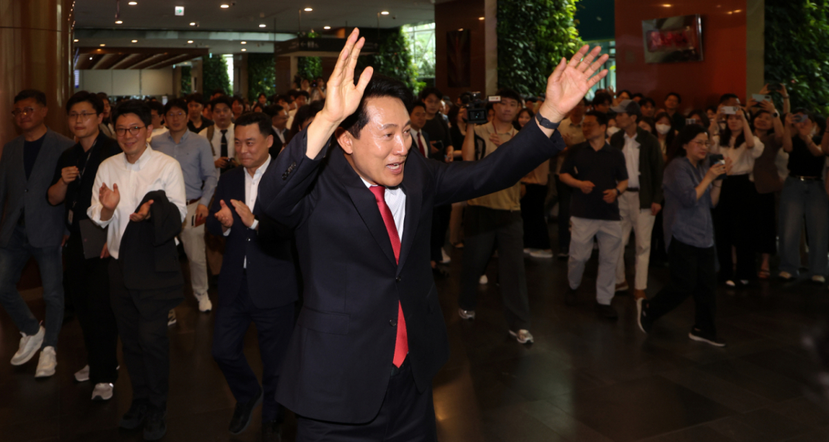 [서울=뉴시스] 김선웅 기자 = 오세훈 서울특별시장 당선인이 4일 서울시청에서 직원들에게 손을 흔들며 인사하고 있다. 2026.06.04. mangusta@newsis.com /사진=뉴시스