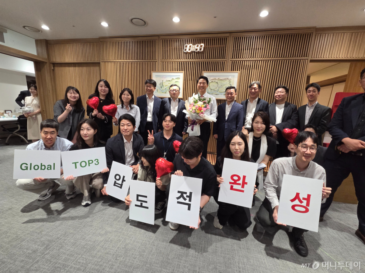 오세훈 서울시장이 4일 오전 서울시청 본청 6층 시장 집무실 앞에서 직원들과 사진을 촬영하고 있다./사진=정세진 기자 4