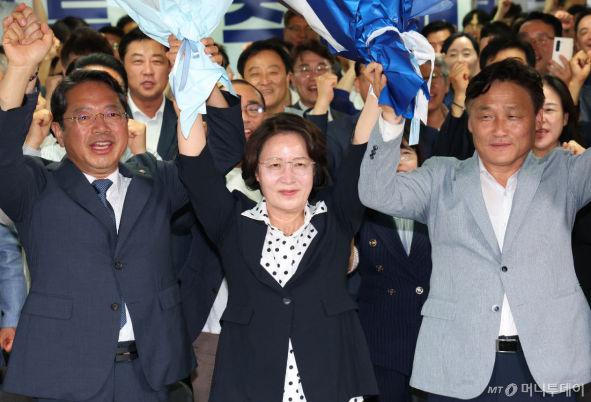 [수원=뉴시스] 김종택 기자 = 추미애 더불어민주당 경기도지사 후보가 4일 오전 경기 수원시 팔달구 마라톤빌딩에 마련된 선거사무소에서 당선이 확실시 되자 환호하고 있다. (공동취재) 2026.06.04. photo@newsis.com /사진=이영환