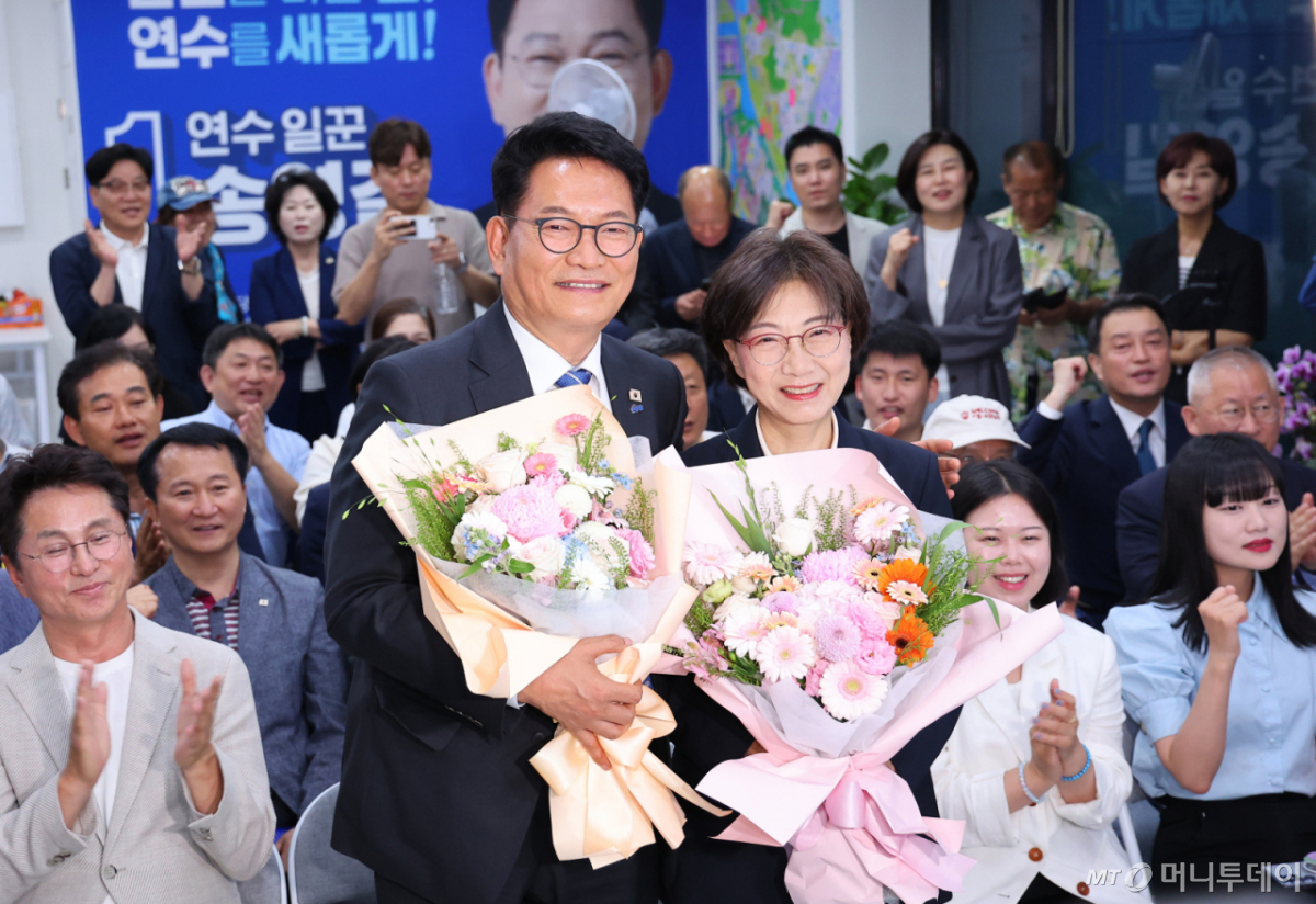 (인천=뉴스1) 이호윤 기자 = 송영길 더불어민주당 인천 연수갑 국회의원 보궐선거 후보가 4일 인천 연수구 선거사무소에서 당선이 확실시 되자 부인 남영신 씨와 함께 축하받고 있다. (공동취재) 2026.6.4/뉴스1  Copyright © 뉴스1. All rights reserved. 무단 전재 및 재배포,  AI학습 이용 금지. /사진=(인천=뉴스1) 이호윤 기자