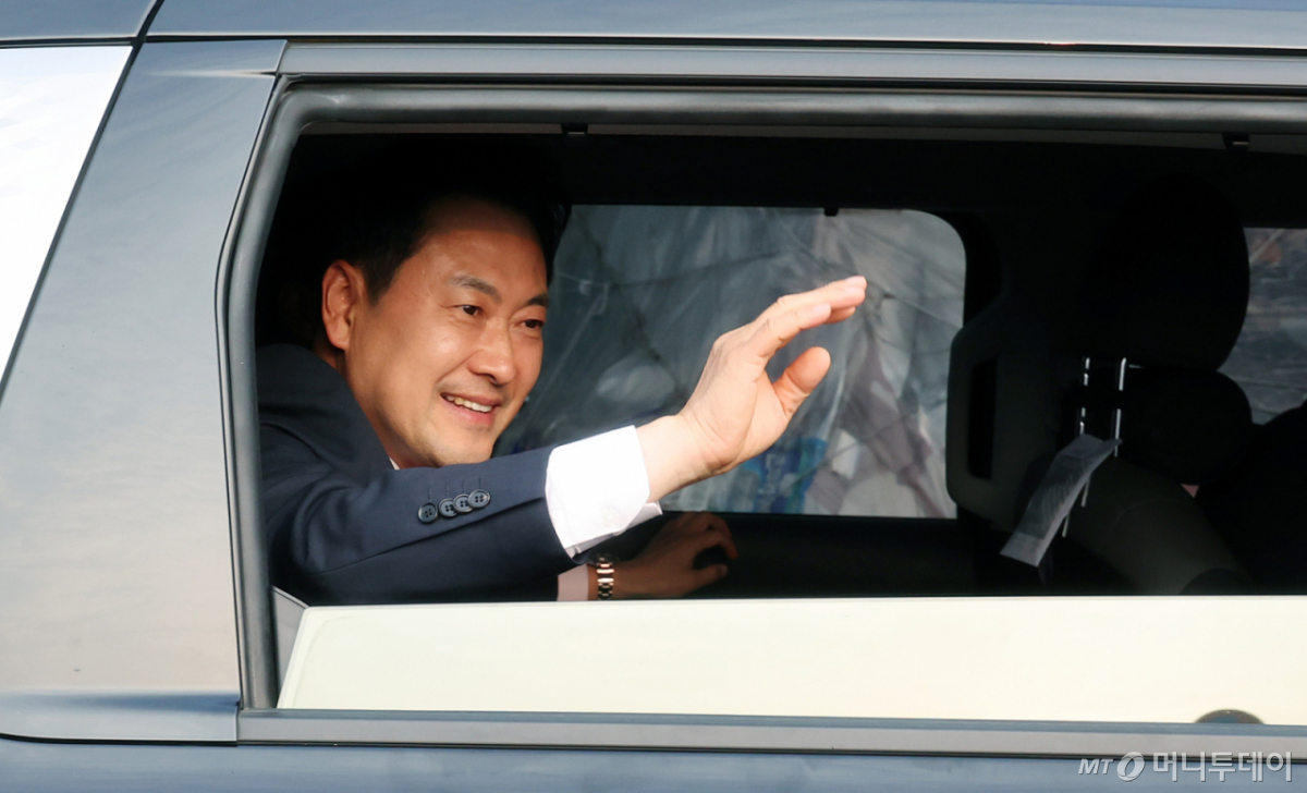 [과천=뉴시스] 조성봉 기자= 장동혁 국민의힘 대표가 4일 오전 경기 과천 중앙선거관리위원회를 나서며 투표용지 부족 사태 관련 항의 집회 참가자들에게 인사하고 있다. (공동취재) 2026.06.04. photo@newsis.com /사진=