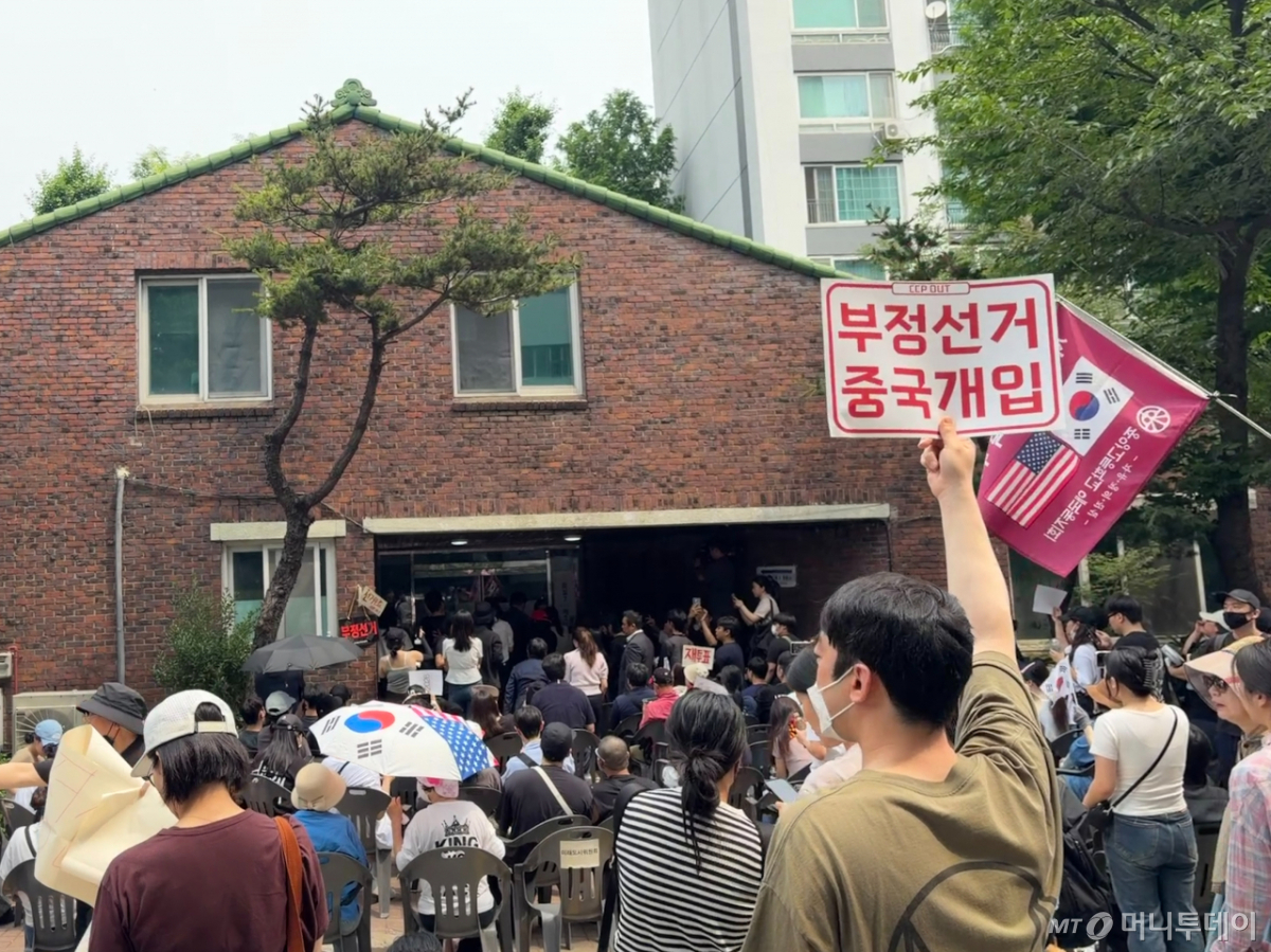 6·3 지방선거일 '투표 용지 부족 사태'를 겪은 서울 송파구 잠실7동 제2투표소 앞에 4일 오전 시위대가 모여 개표 중단과 선거무효를 요구하고 있다./사진=이현수 기자.