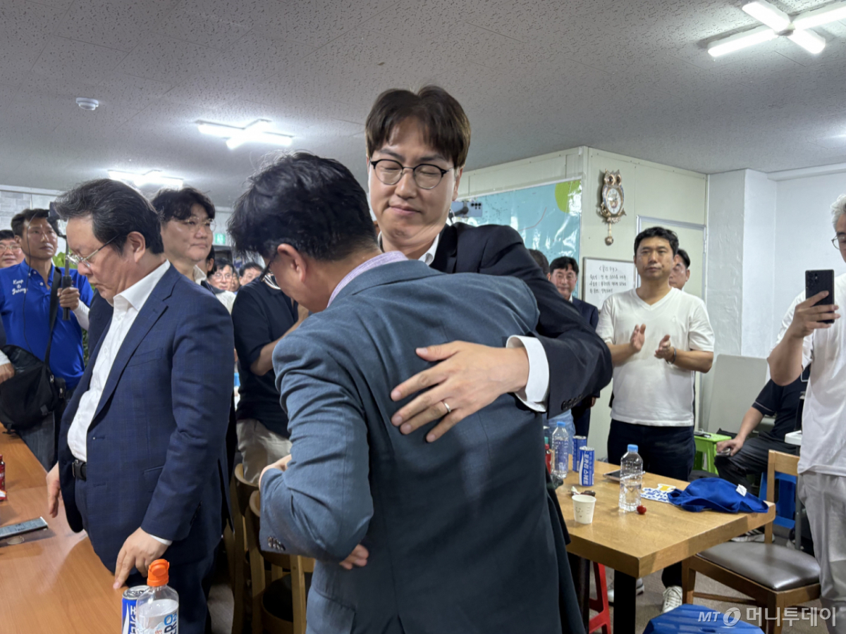 (부산=뉴스1) 박서현 기자 = 부산 북구갑 국회의원 보궐선거에 출마한 하정우 더불어민주당 후보가 4일 새벽 부산 북구 구포동 선거캠프를 찾아 패배를 인정하며 지지자들과 포옹하고 있다. 2026.6.4/뉴스1  Copyright © 뉴스1. All rights reserved. 무단 전재 및 재배포,  AI학습 이용 금지. /사진=(부산=뉴스1) 박서현 기자