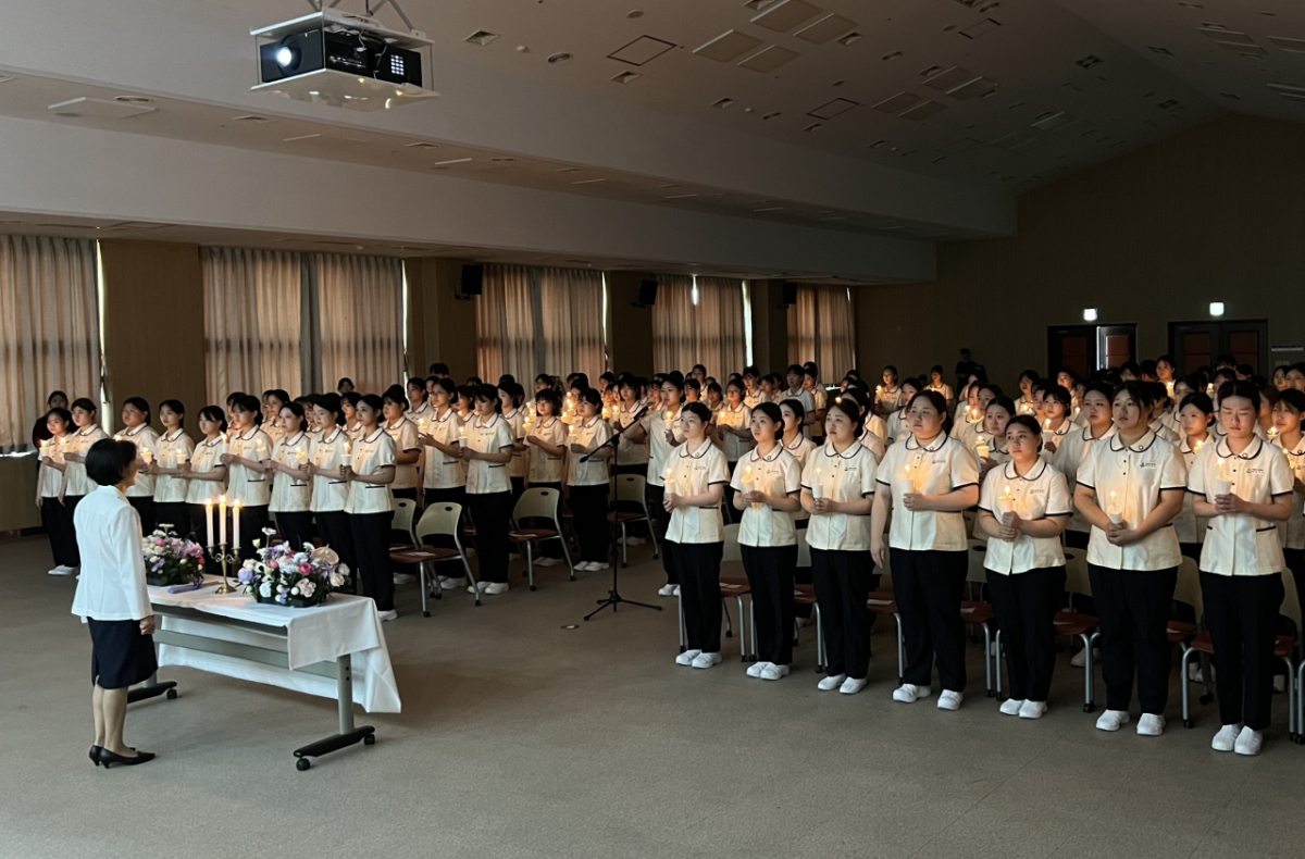 경동대 치위생학부 2학년 학생들이 선서하고 촛불 의식을 치르고 있다./사진제공=경동대