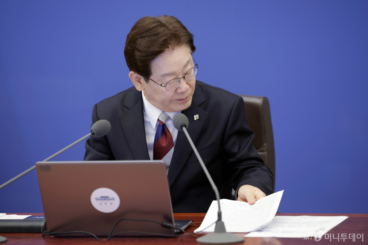 (서울=뉴스1) 이재명 기자 = 이재명 대통령이 4일 청와대에서 열린 수석보좌관회의에서 발언을 마친 후 자료를 살펴보고 있다. 2026.6.4/뉴스1  Copyright © 뉴스1. All rights reserved. 무단 전재 및 재배포,  AI학습 이용 금지. /사진=(서울=뉴스1) 이재명 기자