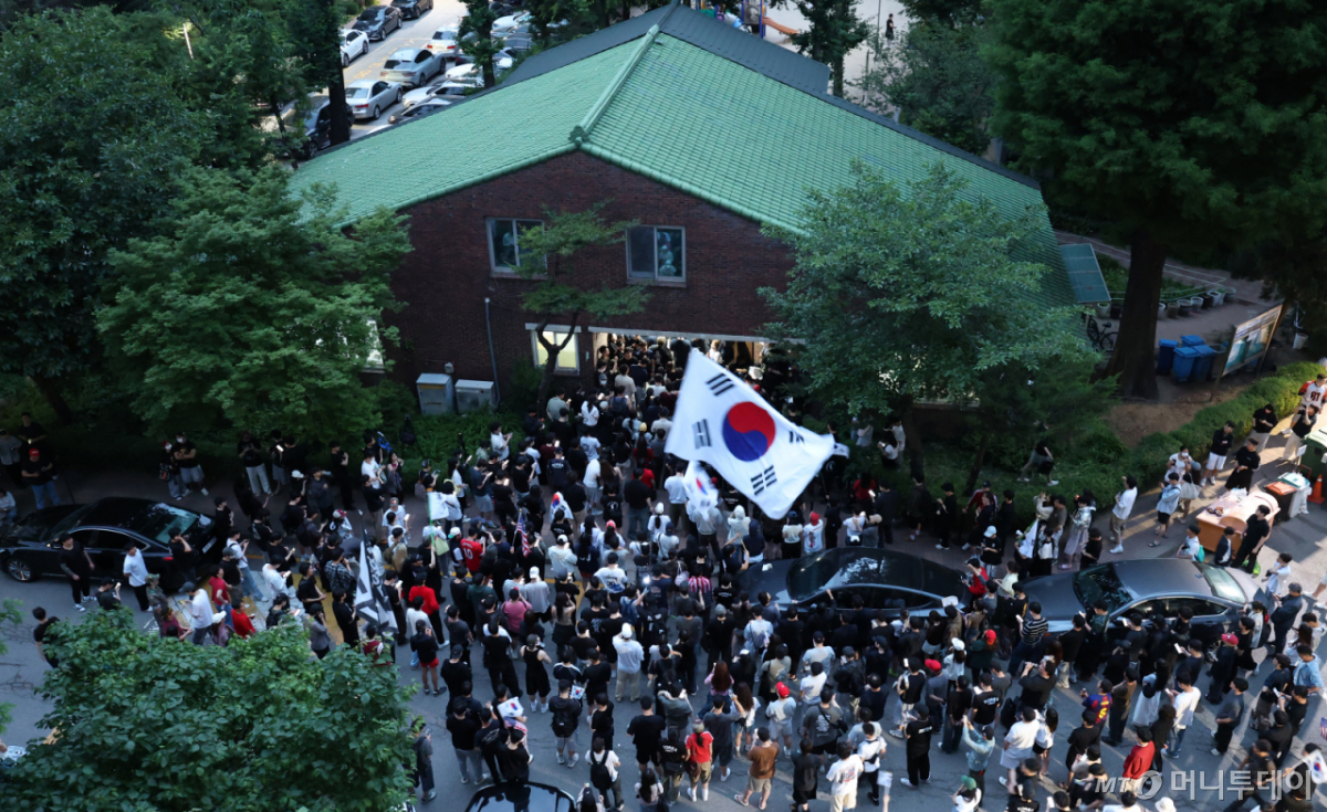 (서울=뉴스1) 박지혜 기자 = 제9회 전국동시지방선거 및 국회의원 재·보궐선거 본투표일에 투표용지 부족으로 투표 시간이 오후 10시까지 연장됐던 서울 송파구 잠실7동 제2투표소 앞에 4일 새벽 투표용지 부족 사태에 항의하는 시민들이 모여 "부정선거"를 외치고 있다.  2026.6.4/뉴스1  Copyright © 뉴스1. All rights reserved. 무단 전재 및 재배포,  AI학습 이용 금지. /사진=(서울=뉴스1) 박지혜 기자