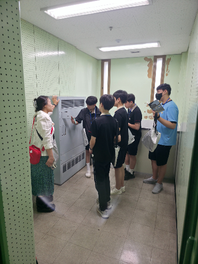 영성중학교 학생들이 지난 1일 서울 남영동 민주화운동기념관에서 조사실을 둘러보고 있다. 뒤에 보이는 좁은 창문은 투신 및 탈출을 막기 위해서다./사진제공=서울시교육청