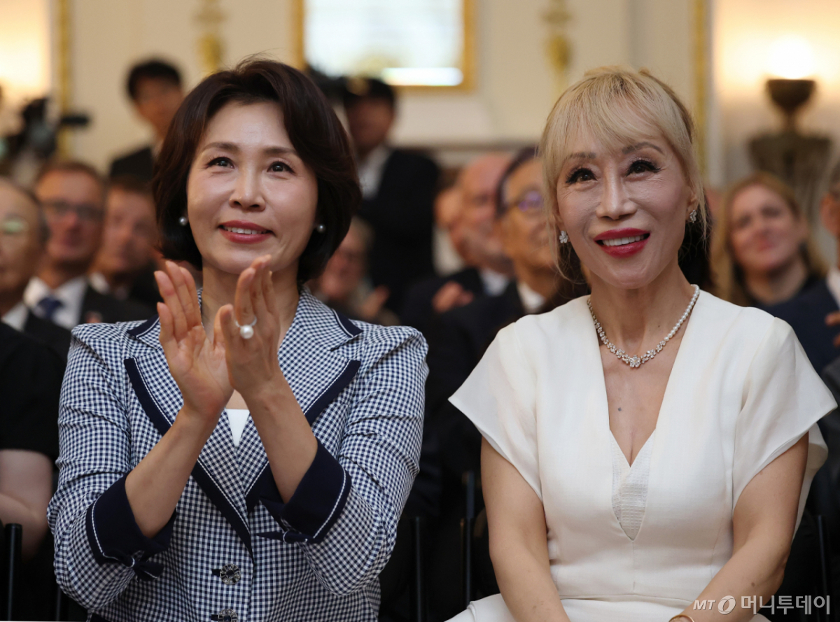 [서울=뉴시스] 고범준 기자 = 김혜경 여사가 4일 서울 덕수궁에서 열린 한국-프랑스 수교 140주년 기념행사에서 박수치고 있다. 오른쪽은 성악가 조수미. (청와대통신사진기자단) 2026.06.04. bjko@newsis.com /사진=