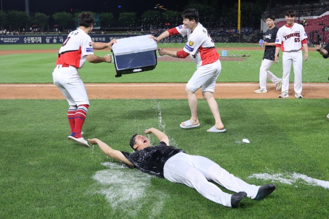 KIA 선수들이 4일 광주 롯데전 승리 후 시라카와(누워 있는 선수)에게 물을 쏟아붓고 있다. /사진=KIA 타이거즈 제공