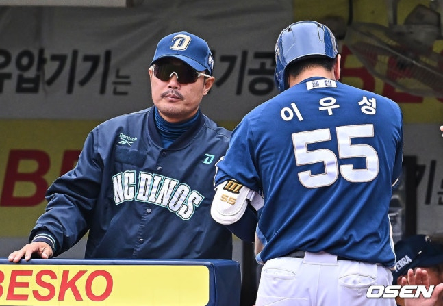 이호준 감독(왼족)이 이우성과 하이파이브를 하고 있다.