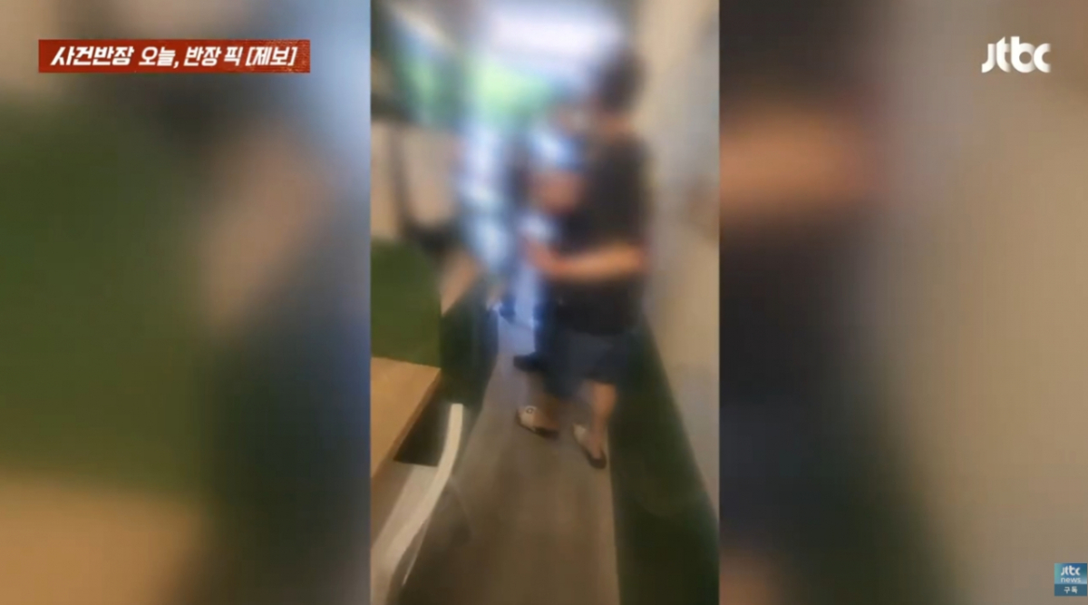 A씨는 곧바로 경찰에 남성을 신고했다. 그러자 남성은 무릎을 꿇고 "난 잃을 게 많다. 신고 좀 취소해달라"고 하더니, 경찰이 도착하자 "나도 맞았다"며 쌍방 폭행을 주장했다. /사진=JTBC '사건반장'