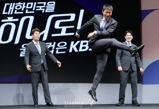 방송인 전현무, 전 축구국가대표 이영표, 남현종 아나운서가 2일 서울 영등포구 KBS 아트홀에서 진행된 'KBS 2026 FIFA 북중미 월드컵' 제작발표회에 참석해 포즈를 취하고 있다. /사진=김휘선 기자.