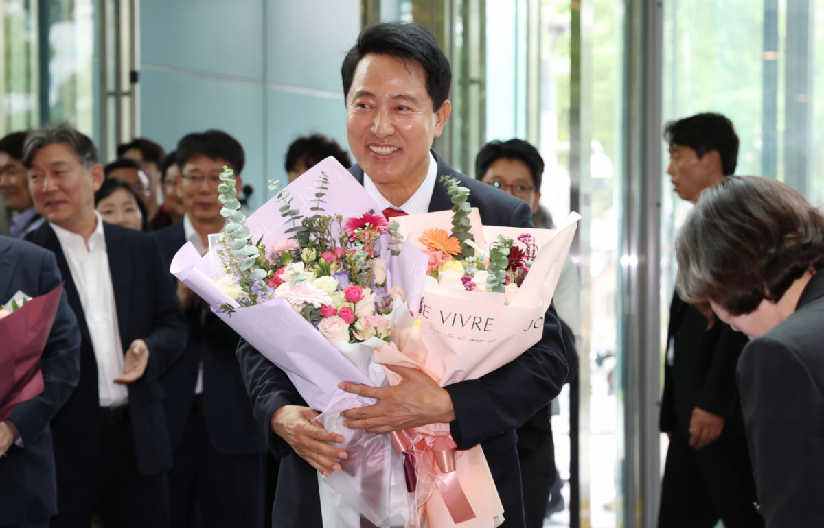 오세훈 서울특별시장 당선인이 지난 4일 서울시청에서 직원들에게 꽃다발을 받고 있다. /사진=뉴시스