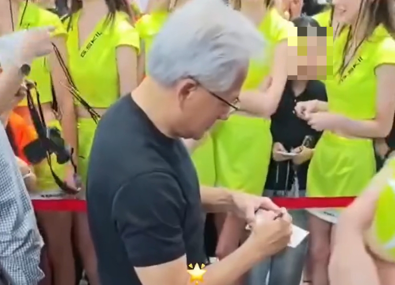 젠슨 황 엔비디아 CEO는 자신의 지폐를 꺼내 사인을 한 후 행사장 진행 요원들에게 나눠주기도 했다/사진=SNS 갈무리 