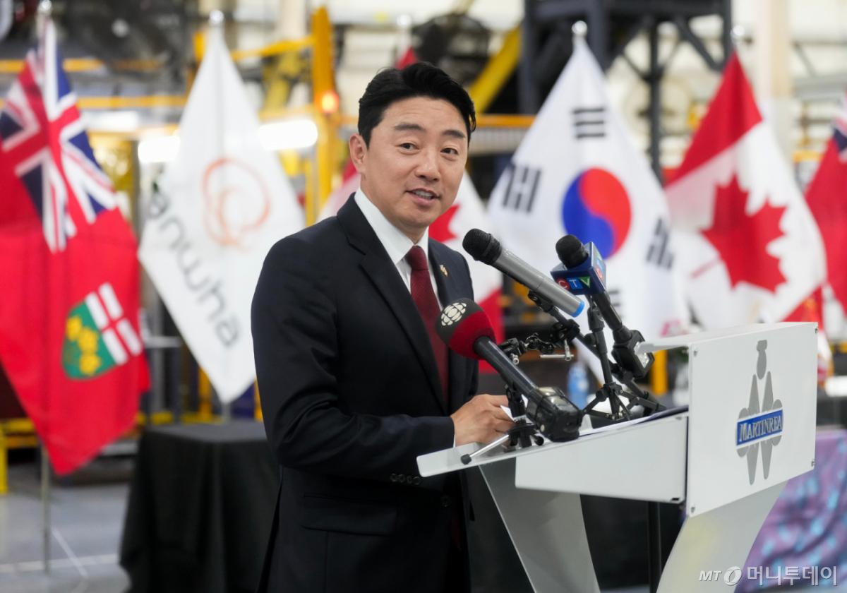 [우드브리지=AP/뉴시스] 강훈식 대통령 비서실장이 1일(현지 시간) 캐나다 온타리오주 우드브리지에 있는 글로벌 자동차 부품 기업 '마틴리어 인터내셔널'을 찾아 현지 직원들에게 발언하고 있다. 2026.06.02. /사진=민경찬