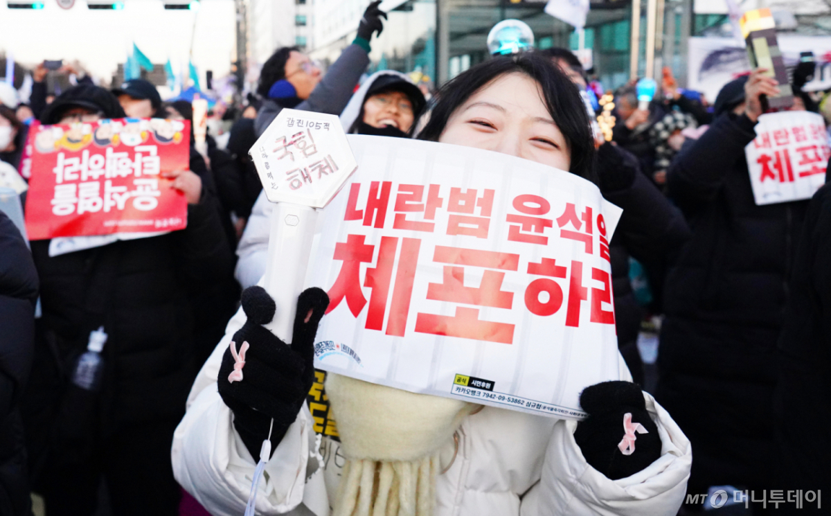 윤석열 대통령에 대한 국회 탄핵소추안이 통과된 가운데 14일 서울 여의도 국회대로 일대에서 시민들 및 정당, 시민단체가 윤 대통령 탄핵 집회를 진행하고 있다.  이날 윤 대통령 탄핵안은 오후 본회의에서 재적 의원 300명 중 300명이 참석한 가운데 찬성 204표, 반대 85표, 기권 3표, 무효 8표로 가결됐다. /사진=임한별(머니S)