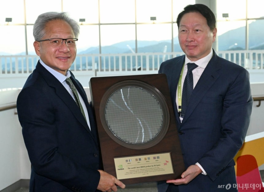 [경주=뉴시스] 추상철 기자 = 젠슨 황 엔비디아 CEO가 31일 경북 경주시 경주예술의전당에서 열린 아시아태평양경제협력체(APEC) CEO 서밋에 참석해 최태원 SK그룹 회장 겸 대한상의 회장으로 부터 SK하이닉스의 HBM4 반도체 웨이퍼를 선물로 받고 있다. (공동취재) 2025.10.31. photo@newsis.com /사진= 