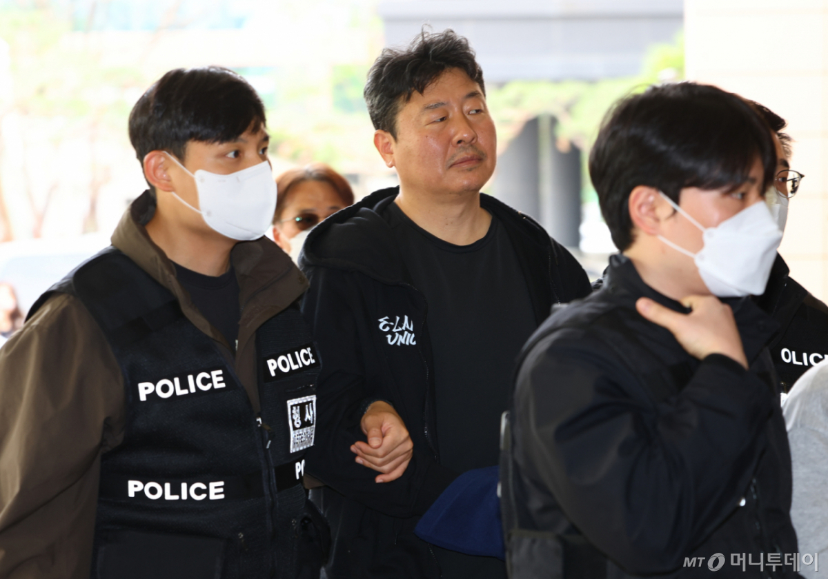[서울=뉴시스] 황준선 기자 = 서울시교육청 청사에서 해임교사 지혜복씨의 복직을 요구하던 고진수 민주노총 서비스연맹 세종호텔지부장이 17일 서울 마포구 서울서부지방법원에서 열린 구속 전 피의자 심문(영장실질심사)에 출석하고 있다. 2026.04.17. hwang@newsis.com /사진=황준선