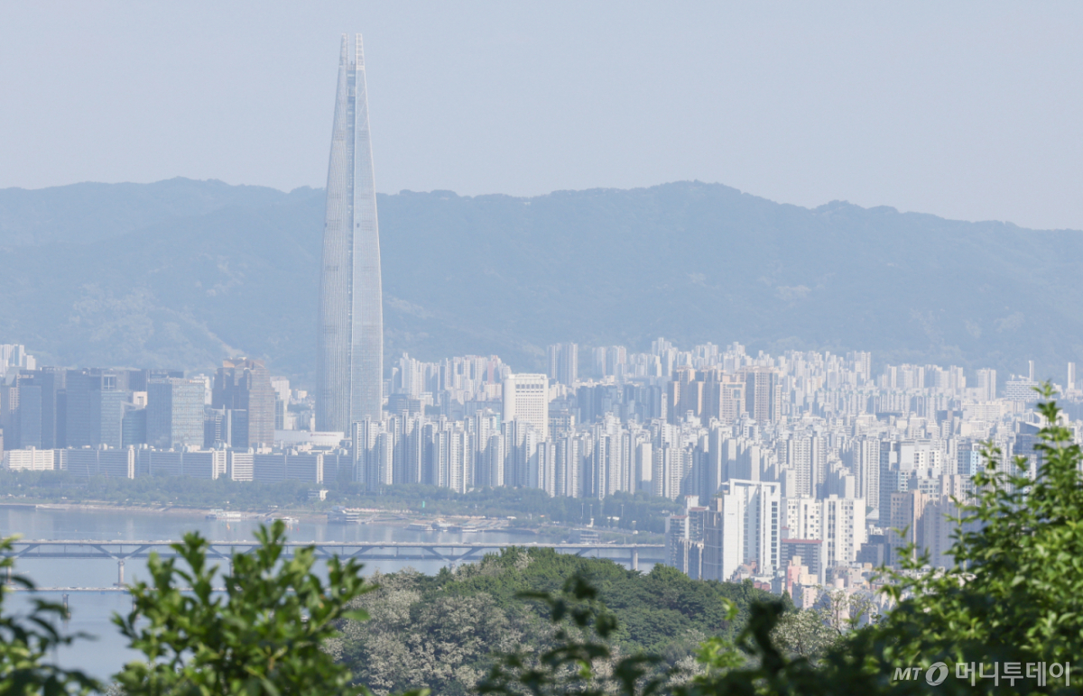 (서울=뉴스1) 이종수 인턴기자 =  사진은 이날 서울 남산에서 바라본 서울 시내 아파트 단지의 모습. 2026.5.14/뉴스1  Copyright © 뉴스1. All rights reserved. 무단 전재 및 재배포,  AI학습 이용 금지. /사진=(서울=뉴스1) 이종수 인턴기자
