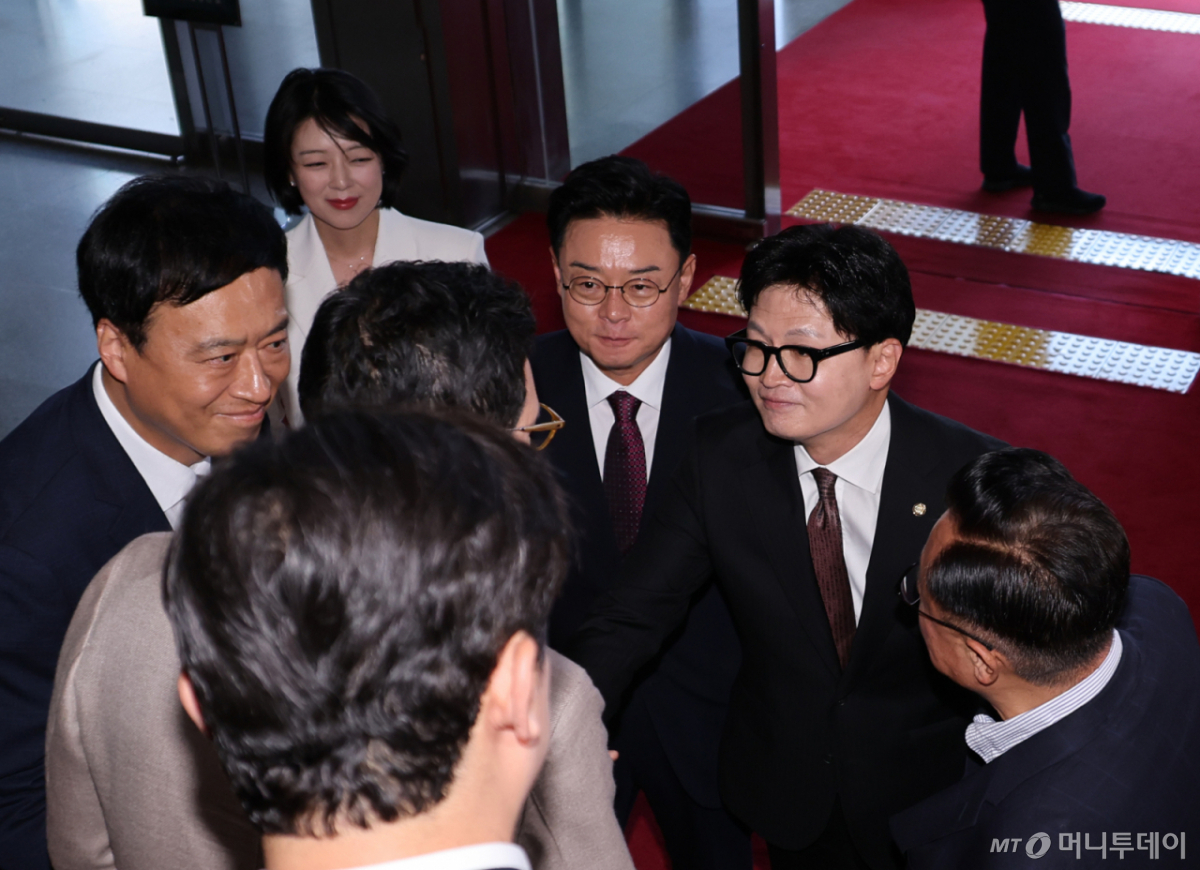 [서울=뉴시스] 김금보 기자 = 한동훈 무소속 부산 북구갑 국회의원 당선인이 5일 오후 서울 여의도 국회에서 본회의 출석에 국민의힘 친한계 의원들과 인사를 나누고 있다. 2026.06.05. kgb@newsis.com /사진=김금보