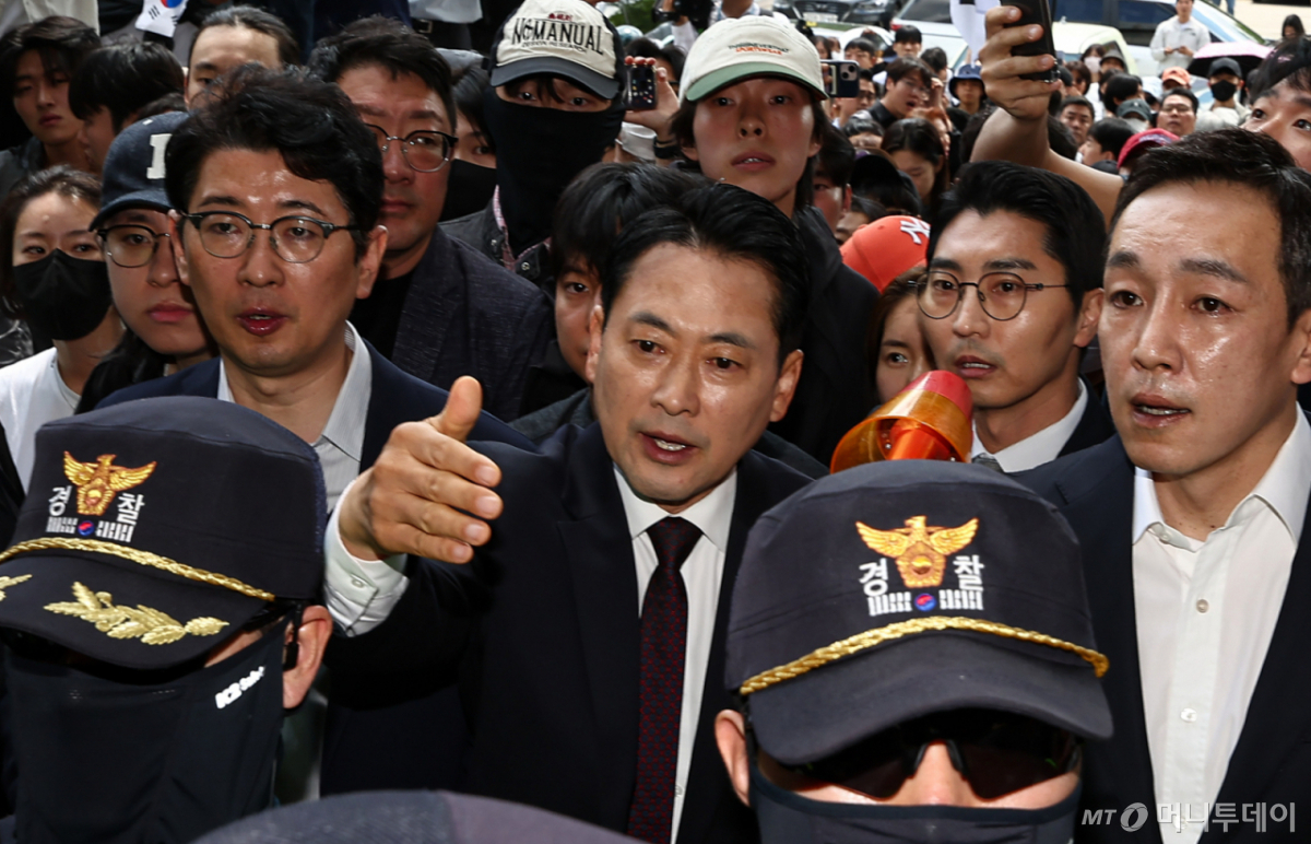 (서울=뉴스1) 김도우 기자 = 장동혁 국민의힘 대표가 5일 서울 송파구 잠실7동 제2투표소에서 이송된 투표함 개표소인 올림픽공원 핸드볼경기장에 도착하고 있다. 2026.6.5/뉴스1  Copyright © 뉴스1. All rights reserved. 무단 전재 및 재배포,  AI학습 이용 금지. /사진=(서울=뉴스1) 김도우 기자