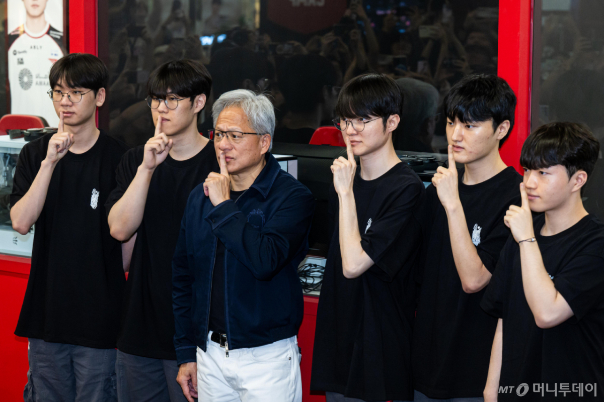 (서울=뉴스1) 이광호 기자 = 젠슨 황 엔비디아 최고경영자(CEO)가 5일 서울 마포구 ‘T1 베이스 캠프’를 방문해 ‘페이커‘ 이상혁을 비롯한 e스포츠 구단 T1의 리그 오브 레전드(LoL) 선수단과 ‘페이커’의 시그니처 포즈를 취하고 있다. (공동취재) 2026.6.5/뉴스1  Copyright © 뉴스1. All rights reserved. 무단 전재 및 재배포,  AI학습 이용 금지. /사진=(서울=뉴스1) 이광호 기자