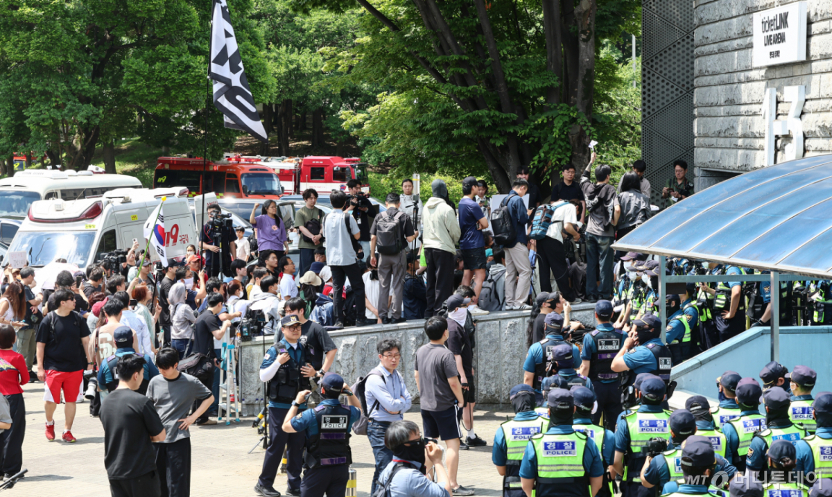 5일 서울 송파구 잠실7동 제2투표소에서 이송된 투표함 개표소인 올림픽공원 핸드볼경기장 앞에서 시민들이 불법선거를 주장하며 경찰과 대치하고 있다. / 사진=뉴스1