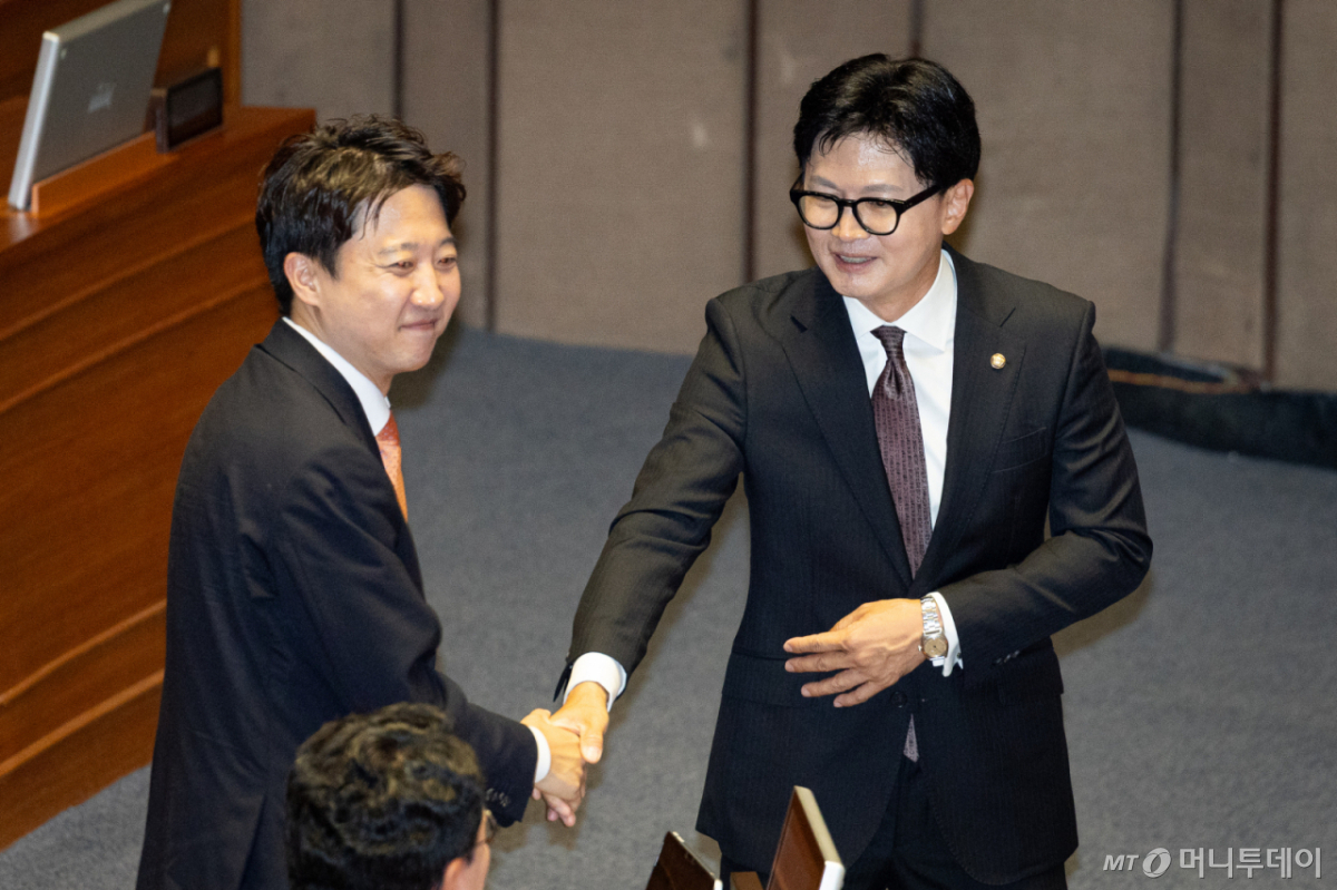 (서울=뉴스1) 유승관 기자 = 한동훈 무소속 의원이 5일 서울 여의도 국회에서 열린 제436회 국회(임시회) 제1차 본회의에 참석해 이준석 개혁신당 대표와 인사하고 있다. 2026.6.5/뉴스1  Copyright © 뉴스1. All rights reserved. 무단 전재 및 재배포,  AI학습 이용 금지. /사진=(서울=뉴스1) 유승관 기자