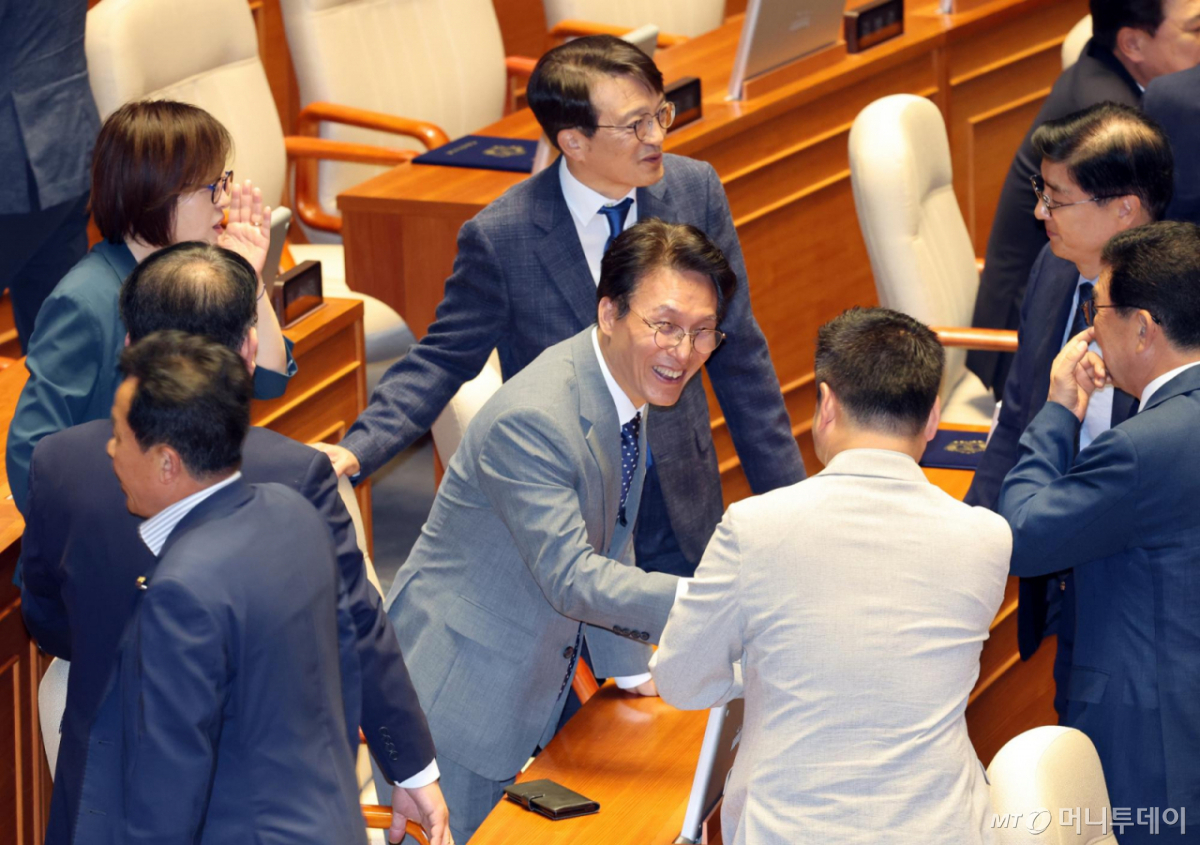 [서울=뉴시스] 김금보 기자 = 김민석 국무총리가 5일 서울 여의도 국회에서 열린 본회의에서 의원들과 인사를 나누고 있다. 2026.06.05. kgb@newsis.com /사진=김금보