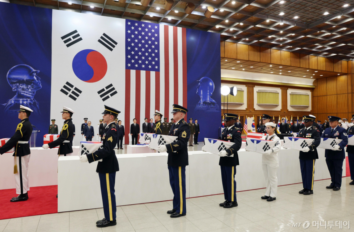 (성남=뉴스1) 이재명 기자 = 5일 경기 성남시 서울공항에서 열린 한미 6·25전사자 유해 상호봉환식에서 한미 전사자 유해가 입장하고 있다. 2026.6.5/뉴스1  Copyright © 뉴스1. All rights reserved. 무단 전재 및 재배포,  AI학습 이용 금지. /사진=(성남=뉴스1) 이재명 기자