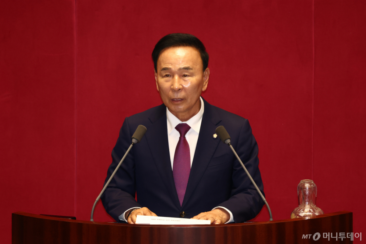 [서울=뉴시스] 고승민 기자 = 박덕흠 신임 국회부의장이 5일 서울 여의도 국회에서 열린 본회의에서 당선인사를 하고 있다. 2026.06.05.사진=고승민