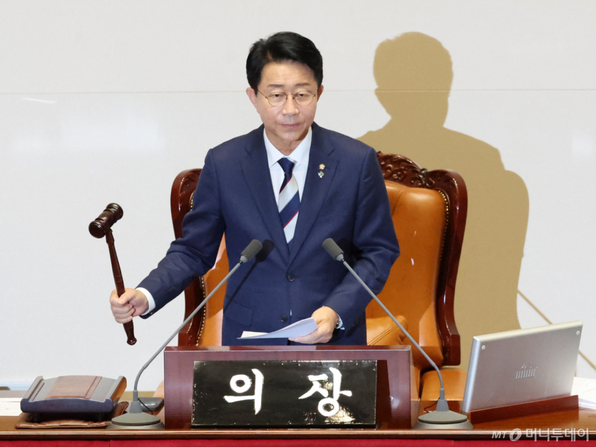 (서울=뉴스1) 황기선 기자 = 조정식 신임 22대 국회 후반기 국회의장이 5일 오후 서울 여의도 국회 본회의장에서 열린 제436회 국회(임시회) 제1차 본회의에서 의사봉을 두드리고 있다.  2026.6.5/뉴스1  Copyright © 뉴스1. All rights reserved. 무단 전재 및 재배포,  AI학습 이용 금지. /사진=(서울=뉴스1) 황기선 기자
