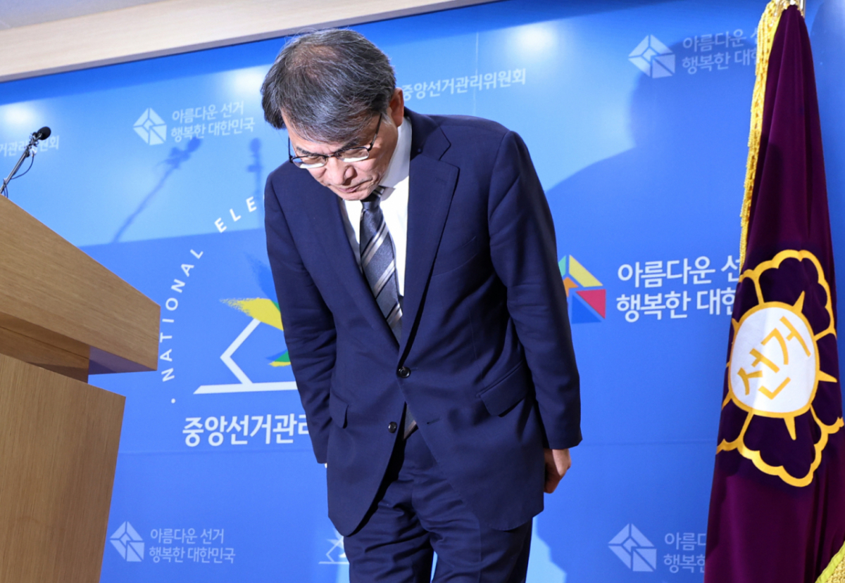 노태악 중앙선거관리위원장이 5일 경기 과천 중앙선관위에서 투표용지 부족 사태와 관련해 대국민 사과를 하는 모습./사진=뉴스1