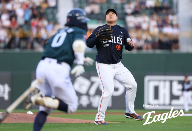 한화 이글스 류현진(오른쪽)이 5일  부산 사직야구장에서 열린 롯데 자이언츠와 2026 신한 SOL KBO리그 방문경기에 선발 등판해 1회말 땅볼 타구를 직접 잡아내고 있다. /사진=한화 이글스 제공