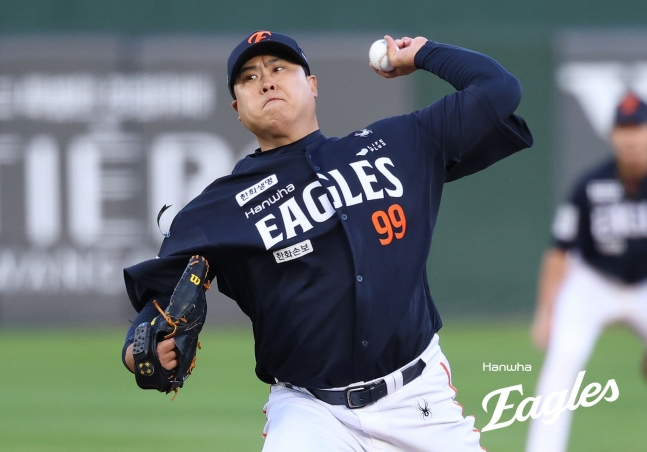 한화 이글스 류현진(왼쪽)이 5일  부산 사직야구장에서 열린 롯데 자이언츠와 2026 신한 SOL KBO리그 방문경기에 선발 등판해 역투하고 있다. /사진=한화 이글스 제공